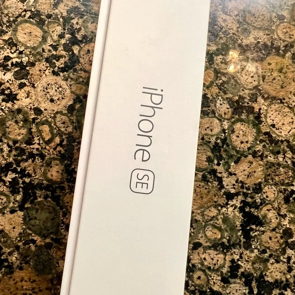 👑✅PRICE FIRM✅Apple iPhone SE - Black and Silver 64gb Unlocked